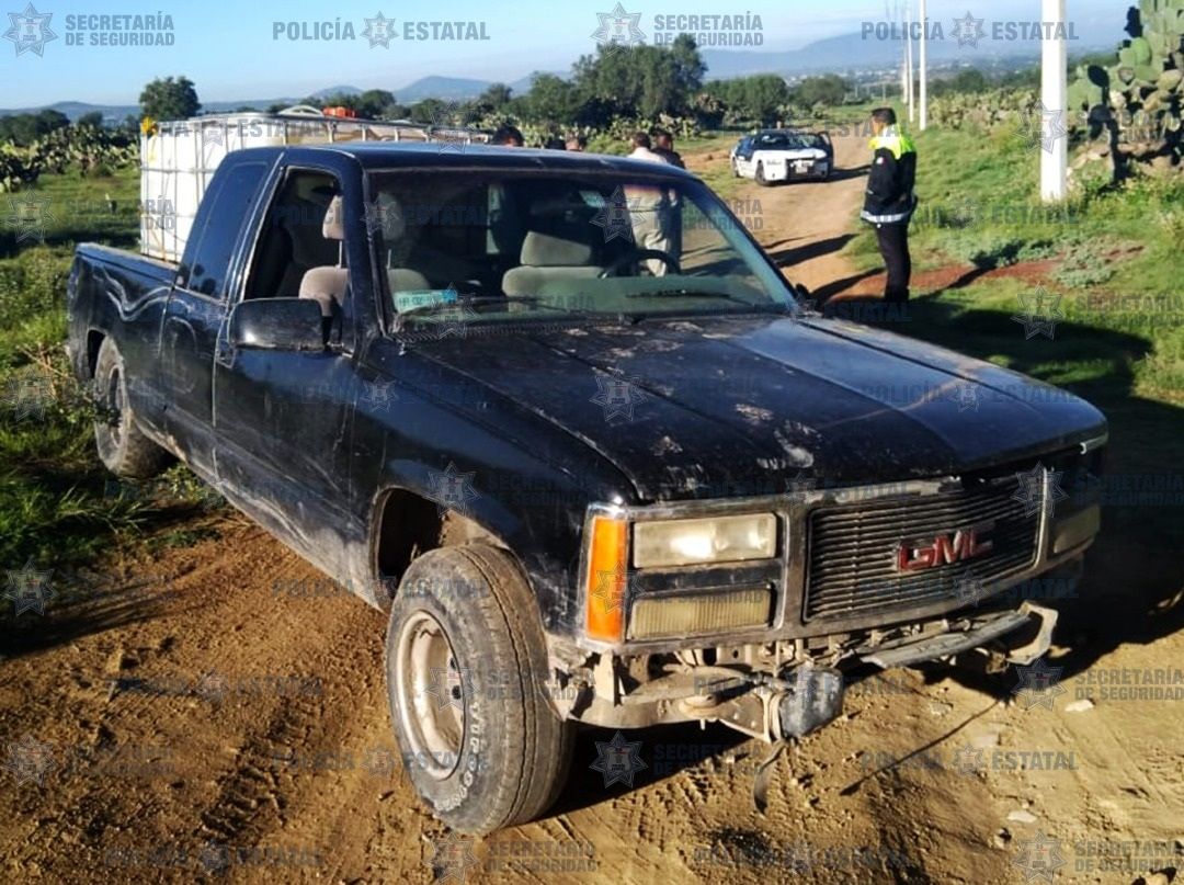 Abandonan camioneta con 700 litros de carburante aparentemente robado en Axapusco