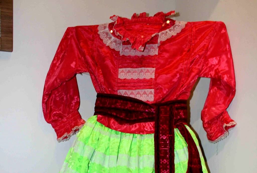 Exhibe museo de antropología e historia vestimenta mazahua