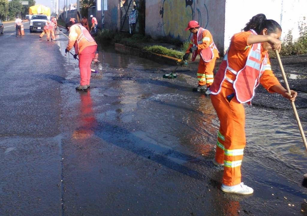 Avanzan trabajos de limpieza en viviendas y vialidades del Edoméx luego de las torrenciales lluvias