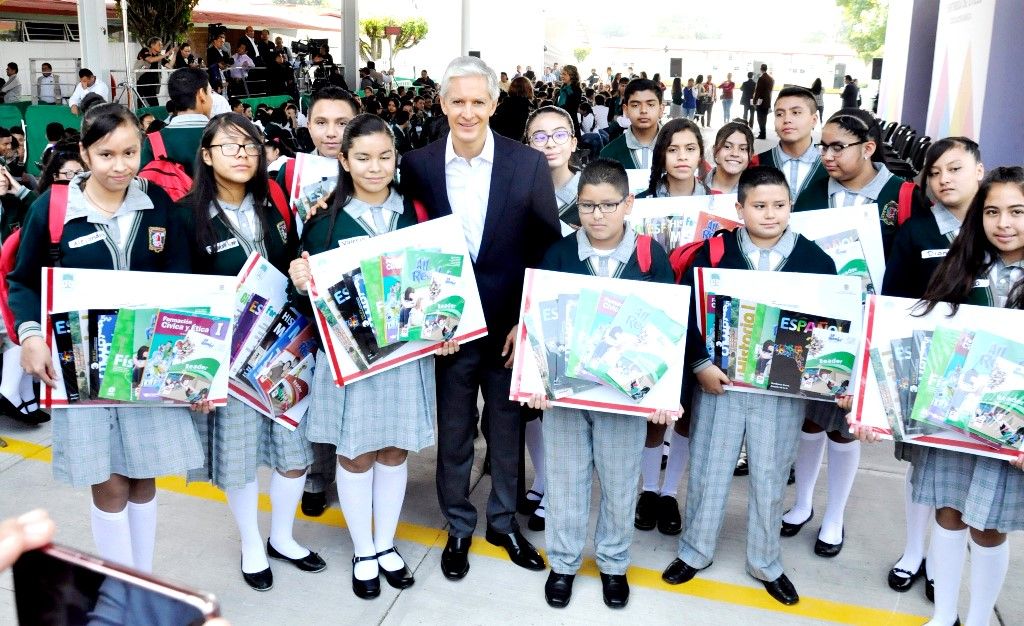 Inicia el gobernador Alfredo del Mazo entrega de útiles escolares  