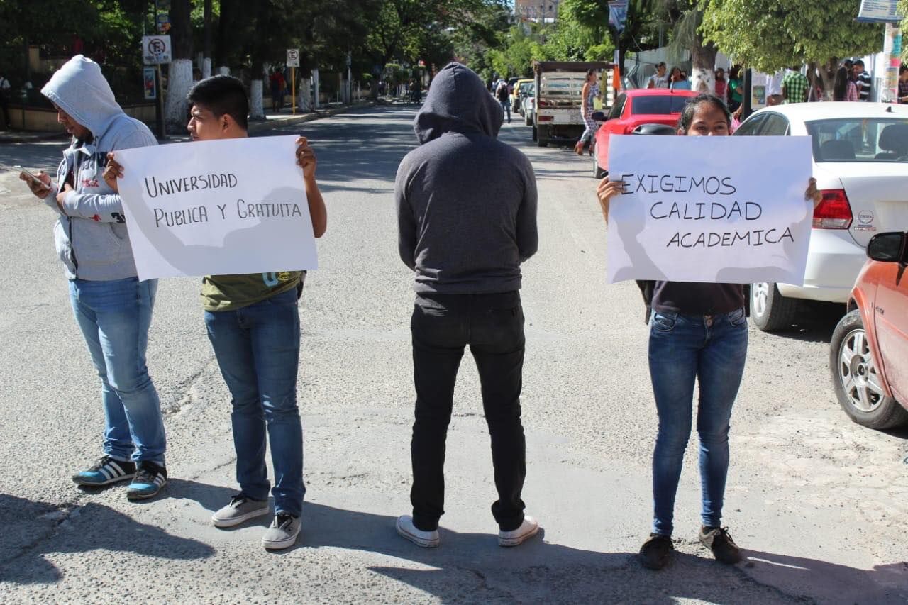 En la UAGro, protestas por altos costos de inscripción, coperachas y otros rubros 