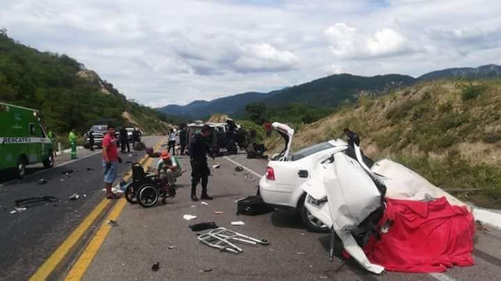 Accidente entre auto y patrulla deja cinco  muertos y seis lesionados 
