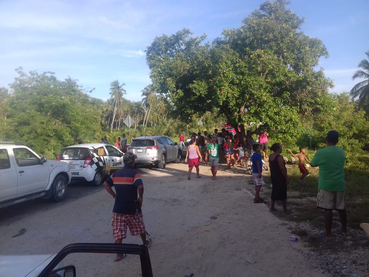 Pobladores de Copala toman la carretera; exigen a CFE reparación de cables y postes