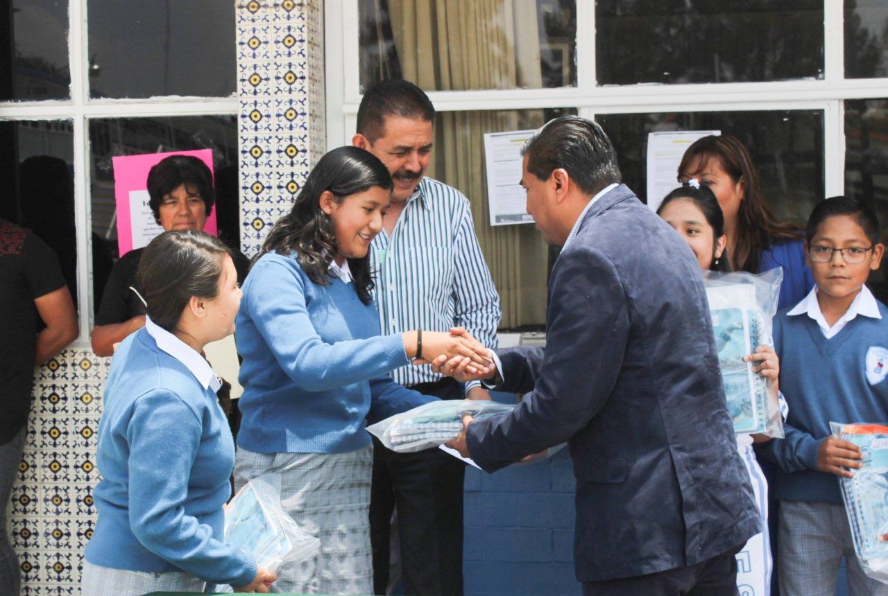 Ayuntamiento de Texcoco continúa con entrega de útiles escolares 