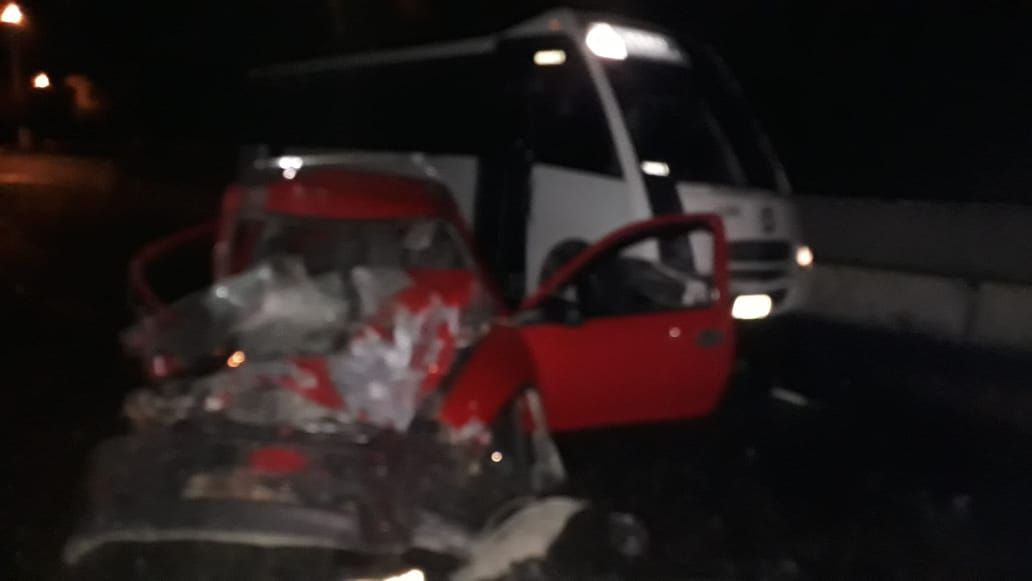 Muere un hombre al chocar su auto contra camión de pasajeros en el "Guayabo" 