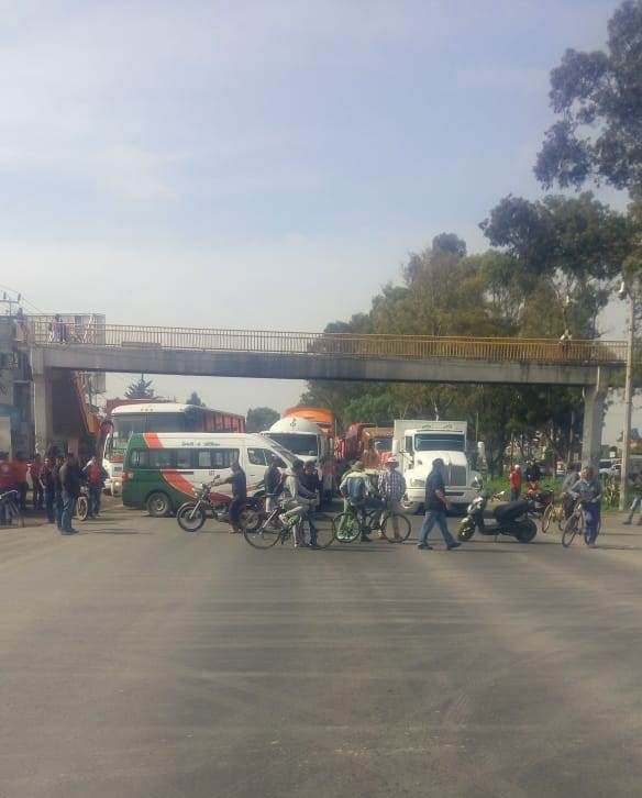 Grupo de choque disuelve un movimiento social en San Salvador Atenco, campesinos cierran carreteras