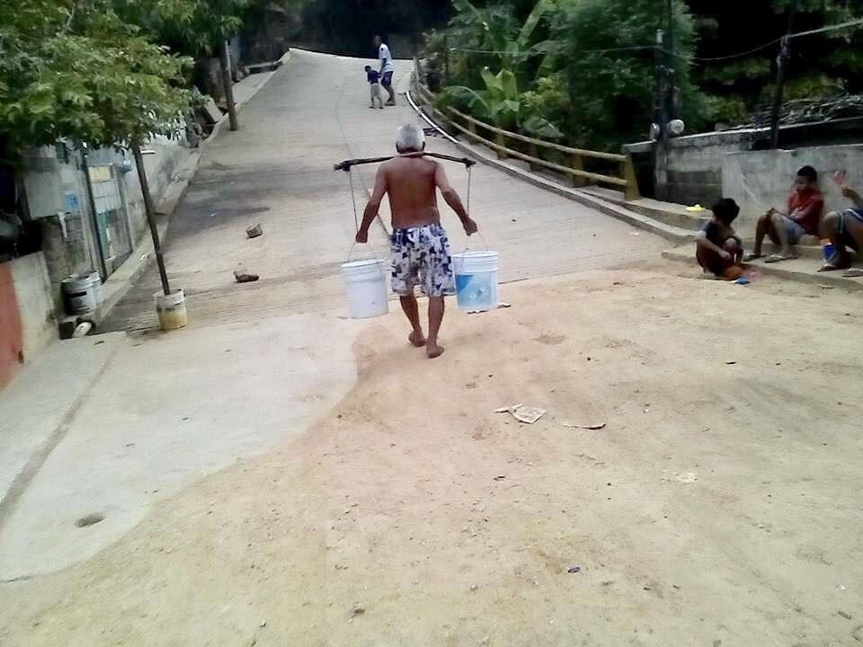 "Ni para bañarse y ni lavar los trastes"... Acapulco sufre de agua potable