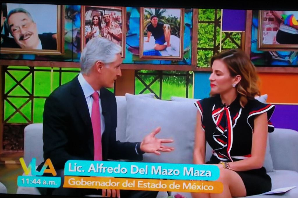 El gobernador Alfredo del Mazo con Ingrid Coronado en Venga la Alegría de Tv Azteca noticias