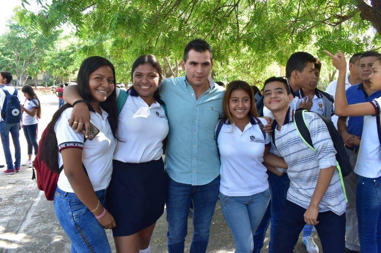 Se reúne Yasir Deloya Díaz con jóvenes de la Prepa 6 de Tecpan 