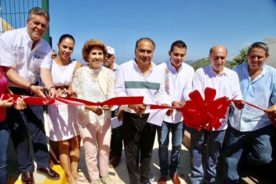 Inauguran Héctor Astudillo y Yasir Deloya la playa incluyente en Ojo de Agua