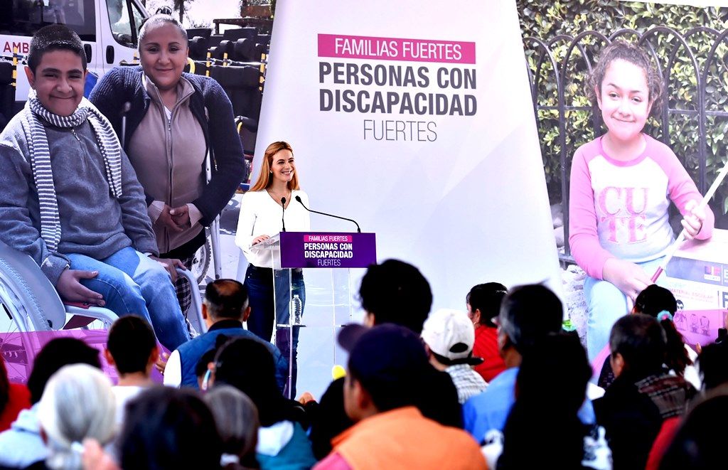 Entrega Fernanda del Castillo de Del Mazo tarjetas de apoyo a madres de hijos con discapacidad