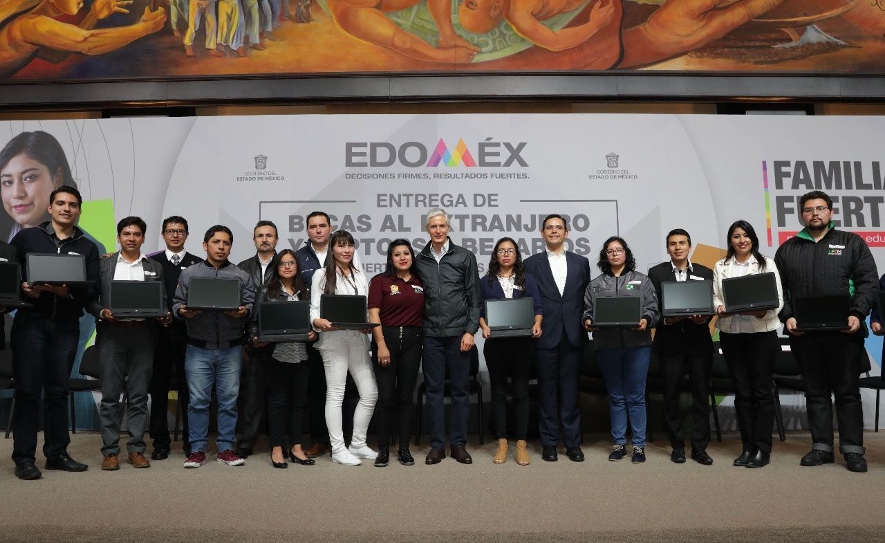  
Entrega Alfredo Del Mazo becas al extranjero y laptops a estudiantes mexiquenses de excelencia  académica