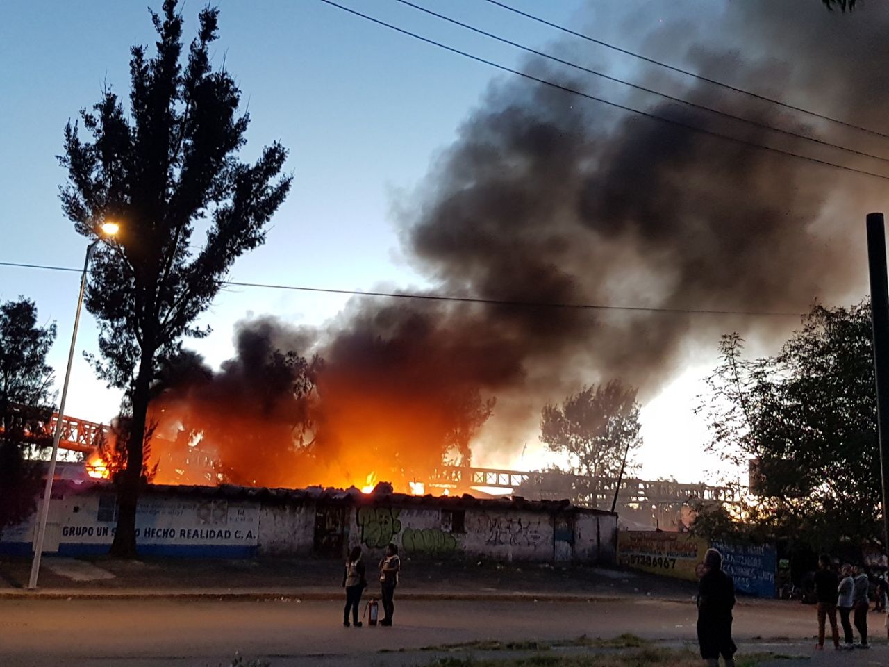 Arde basurero clandestino en Iztapalapa 