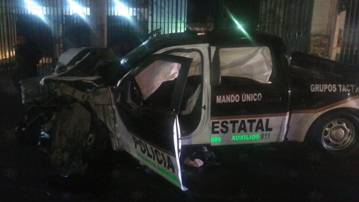  Tracto camión se impacta en  una  patrulla en Ecatepec