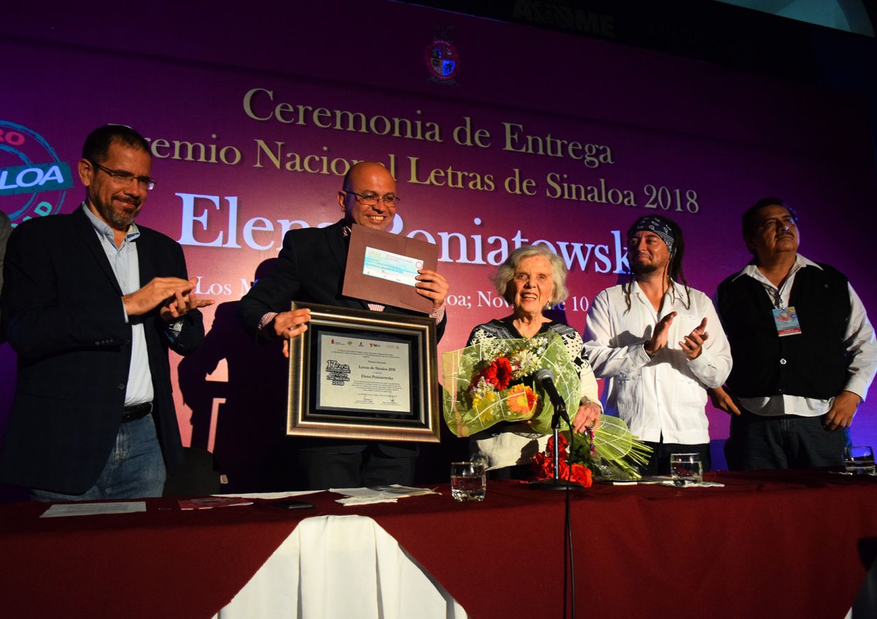 Recibe Elena Poniatowska el Premio Nacional de las Letras 2018 de manos de Papik Ramírez Bernal
