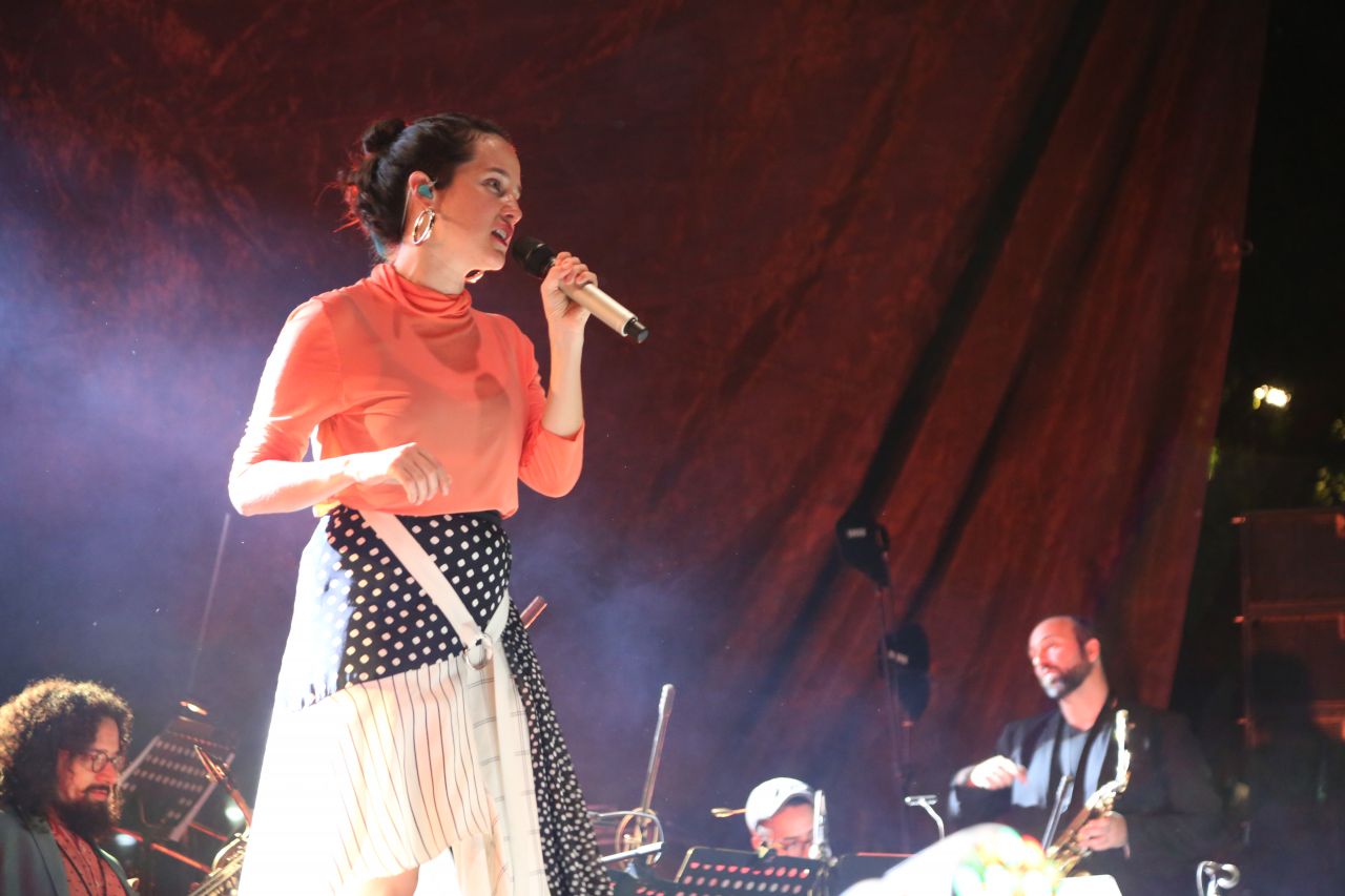 Miles de culichis disfrutan las canciones de Ximena Sariñana con big band