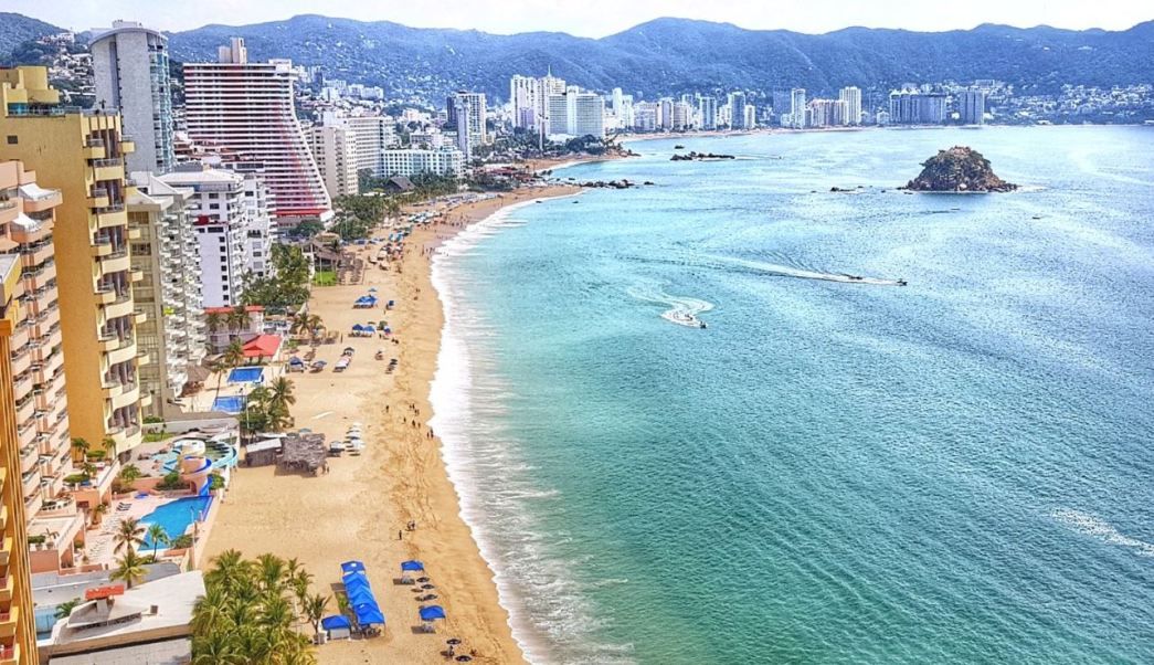 Miles de turistas disfrutan del buen clima de Acapulco