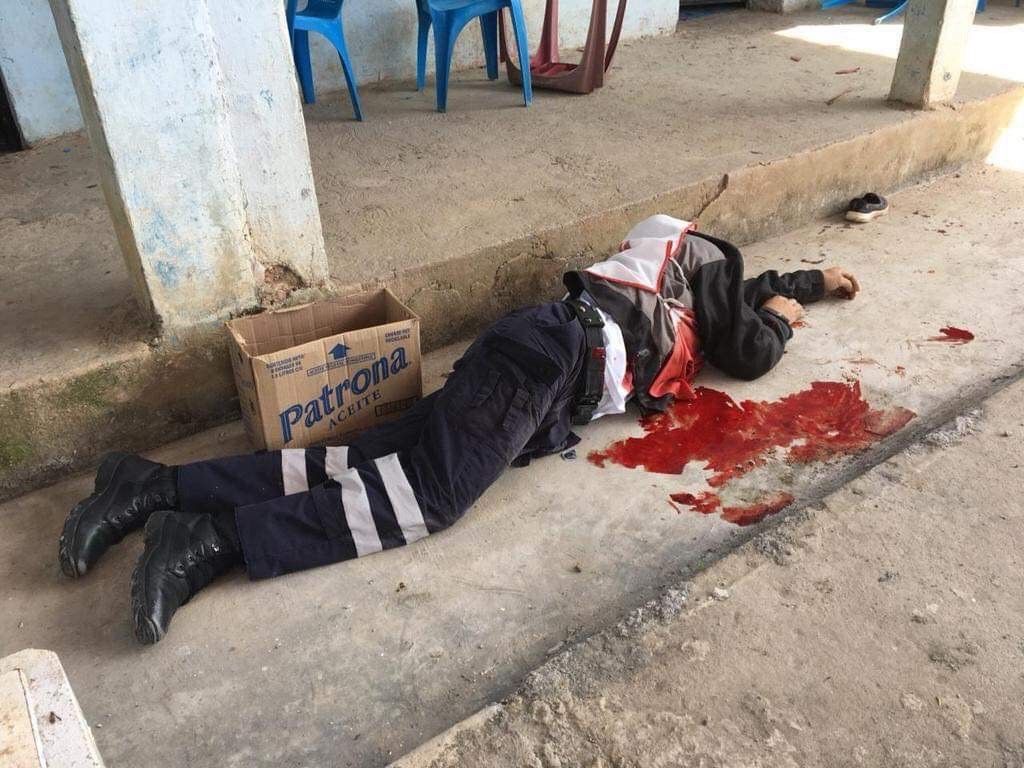 
Atacan brigada de la Cruz Roja; matan a 3 policías y 1 paramédico
