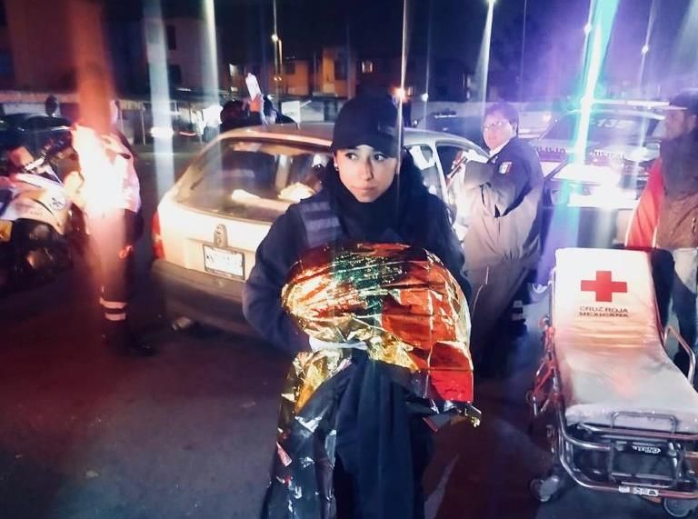 Con ayuda de policías municipales de Neza, mujer da a luz en automóvil 