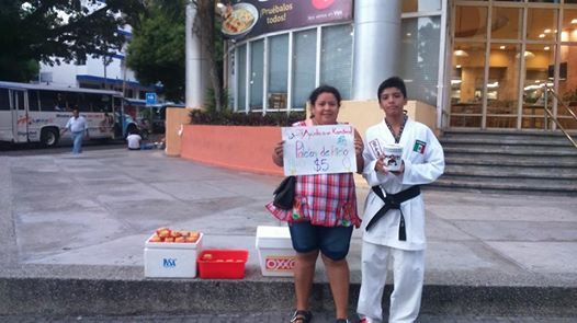 Karateca mexicano de 12 años vende paletas para competir en Italia