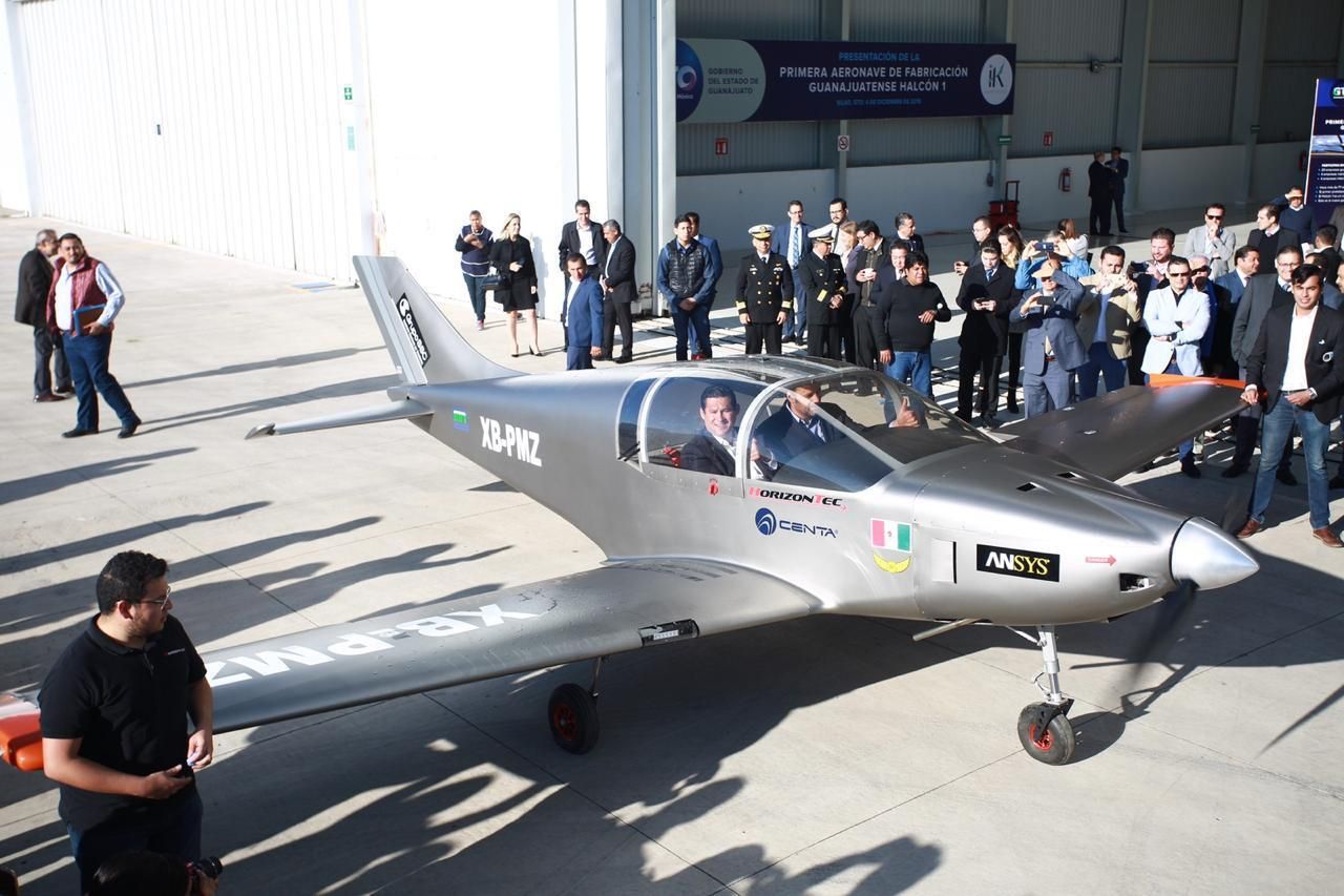 Presentan primer avión fabricado en Guanajuato, el ’Halcón 1’.