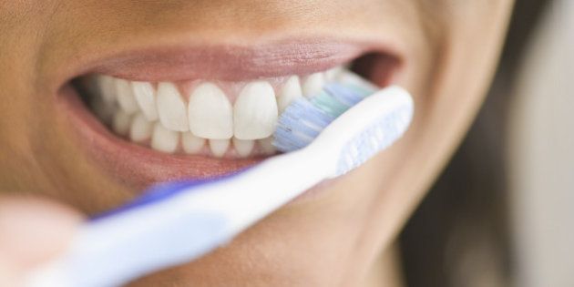 cepillarse los dientes hasta dos veces al día, puede reducir el riesgo de contraer enfermedades cardíacas hasta en 70 por ciento