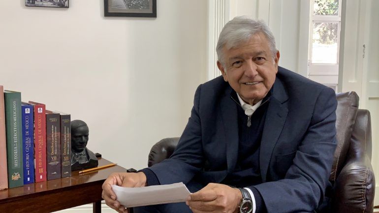Un pueblo entusiasta recibe a López Obrador en su visita a la costa siniestrada
