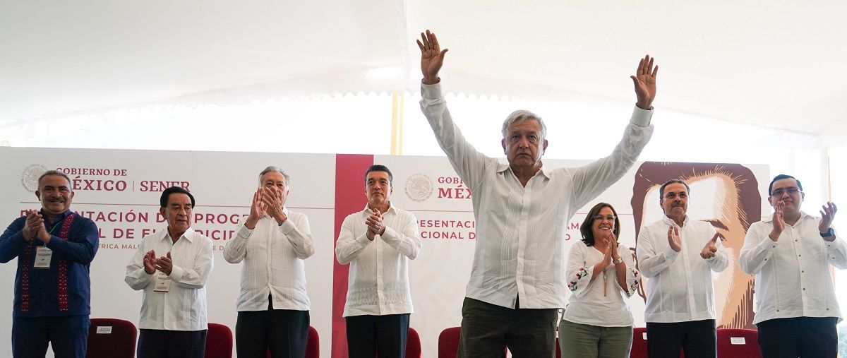 López Obrador presenta programa nacional de electricidad  