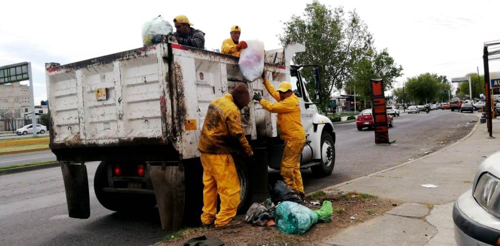 Implementa junta de caminos programa emergente de recolección de desechos en avenida central de Ecatepec