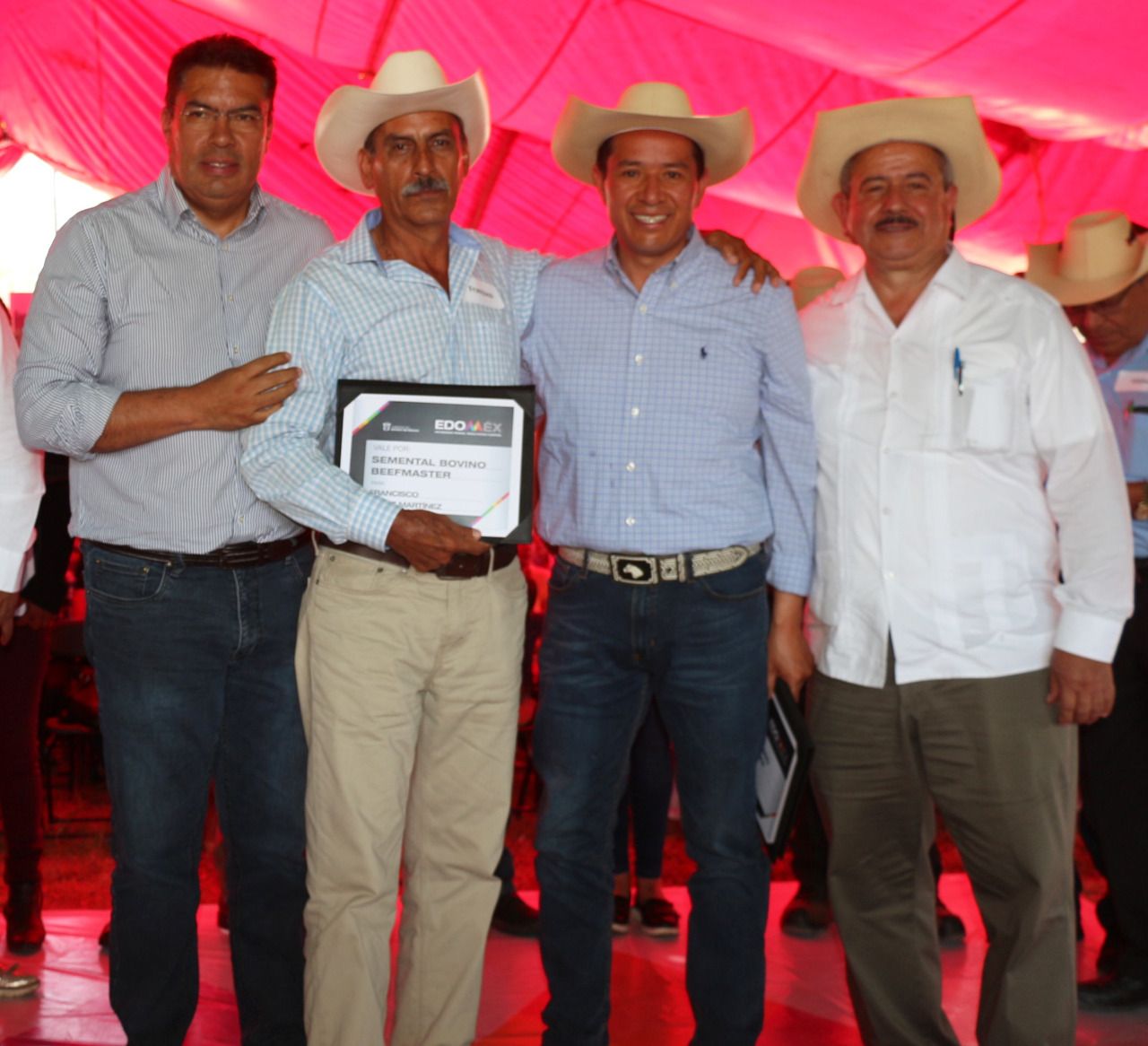 Entrega GEM apoyos a productores agropecuarios en el sur de la entidad 
