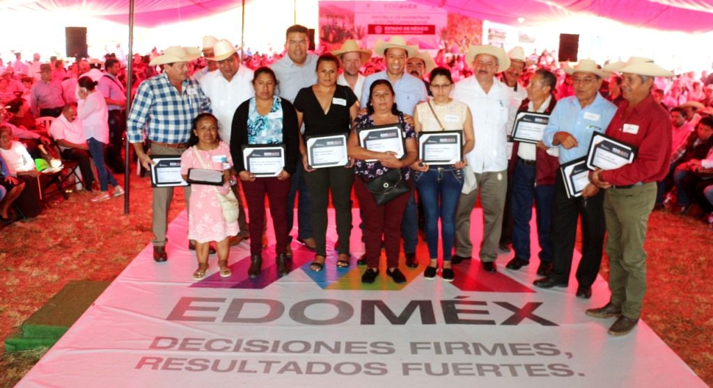 Entrega GEM apoyos a productores agropecuarios en el sur de la entidad