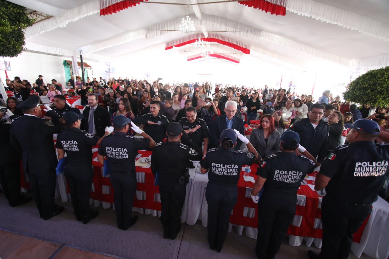 
Festejan a policías de Chimalhuacán mejor capacitados