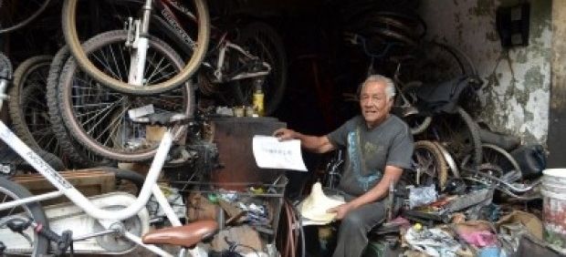 Una vida plena le ha dado a don "Toño" reparar bicis