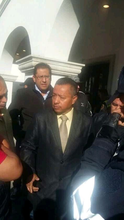 Plantón de policías municipales en los Reyes la Paz, no quieren como director a un corrupto.