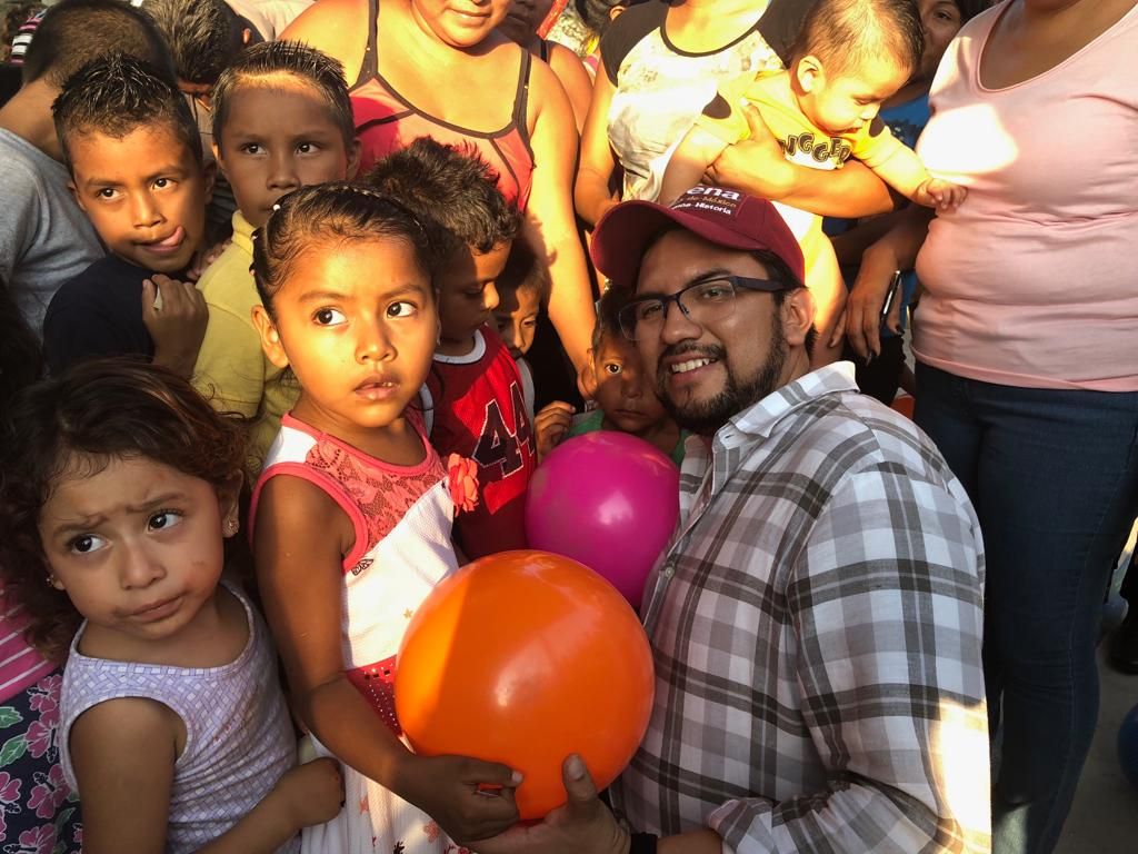 Regala Moy Reyes alegría y sonrisas en colonias, y comunidades de Acapulco 