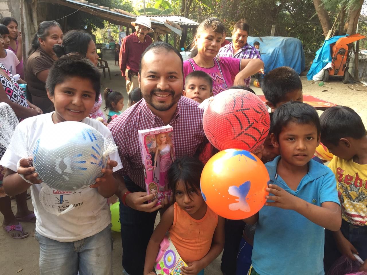 Lleva gobierno de Adela Román juguetes a niños de la zona rural de Acapulco 