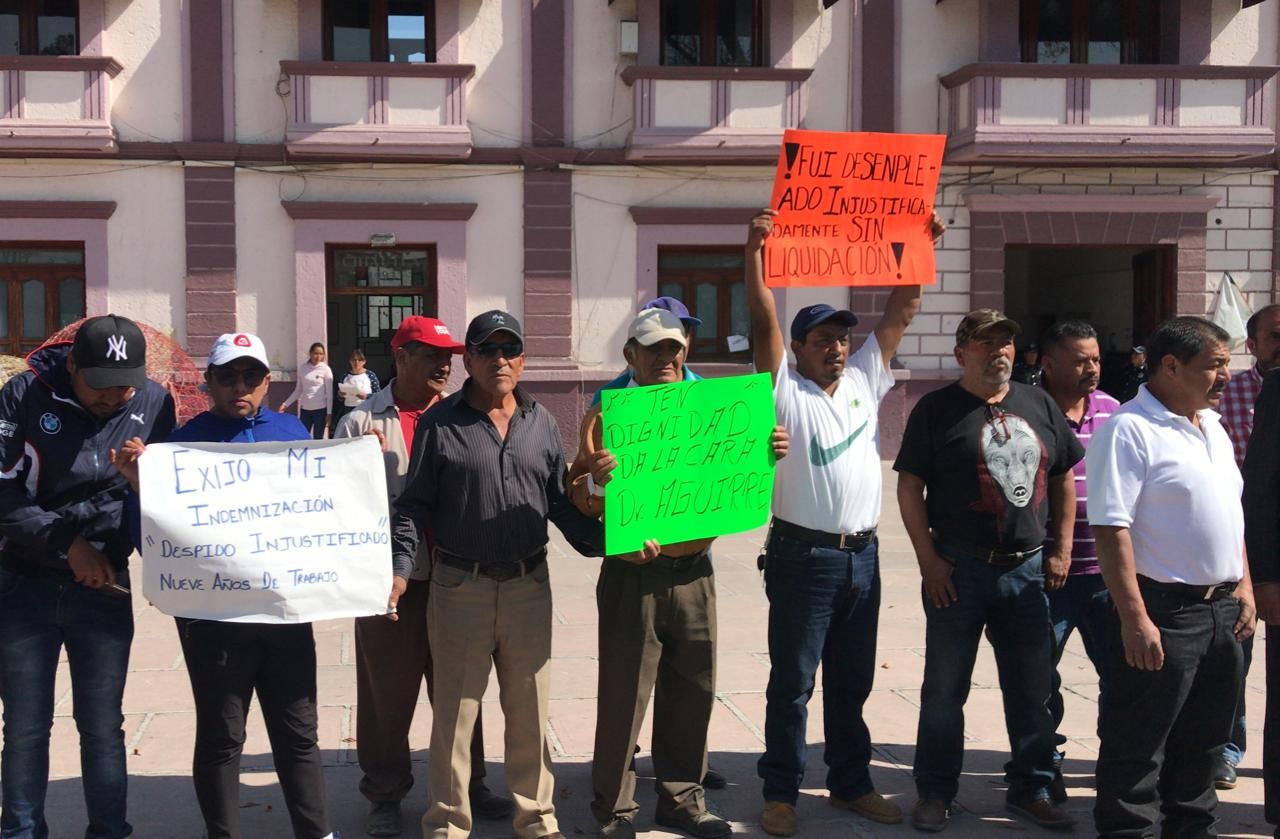 Despiden a cien trabajadores del Ayuntamiento de Chiautla; exigen liquidación conforme a derecho
