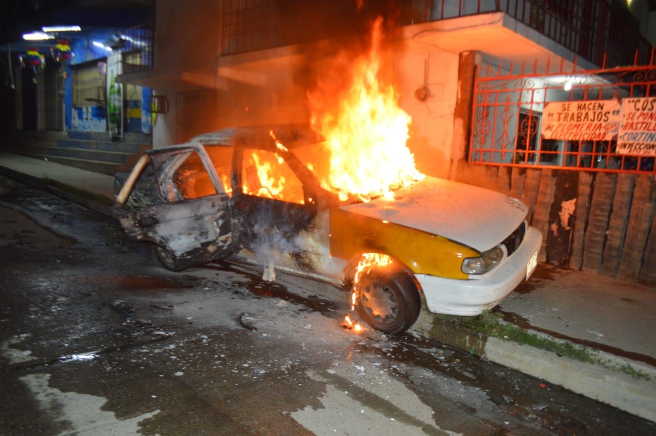 Matan a 3 e incendian un taxi y una camioneta, en Acapulco