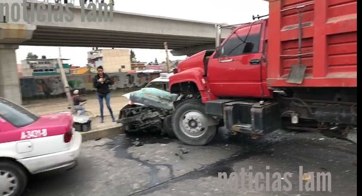 Camión que circulaba en sentido contrario provoca accidente y muere una persona.