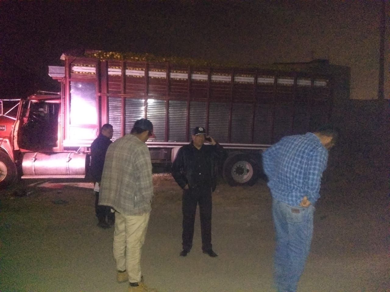 Policías municipales recuperan camión cargado de Naranja abandonado en Ejidos de Tequisistlán, Tezoyuca.