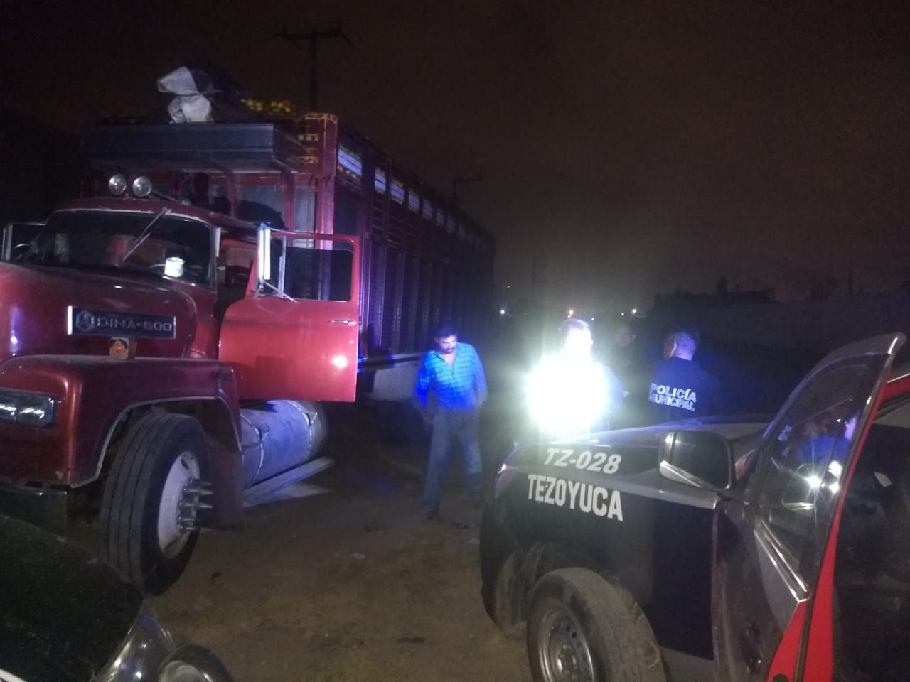 Policías municipales de Tezoyuca recuperan camión de naranjas robado 