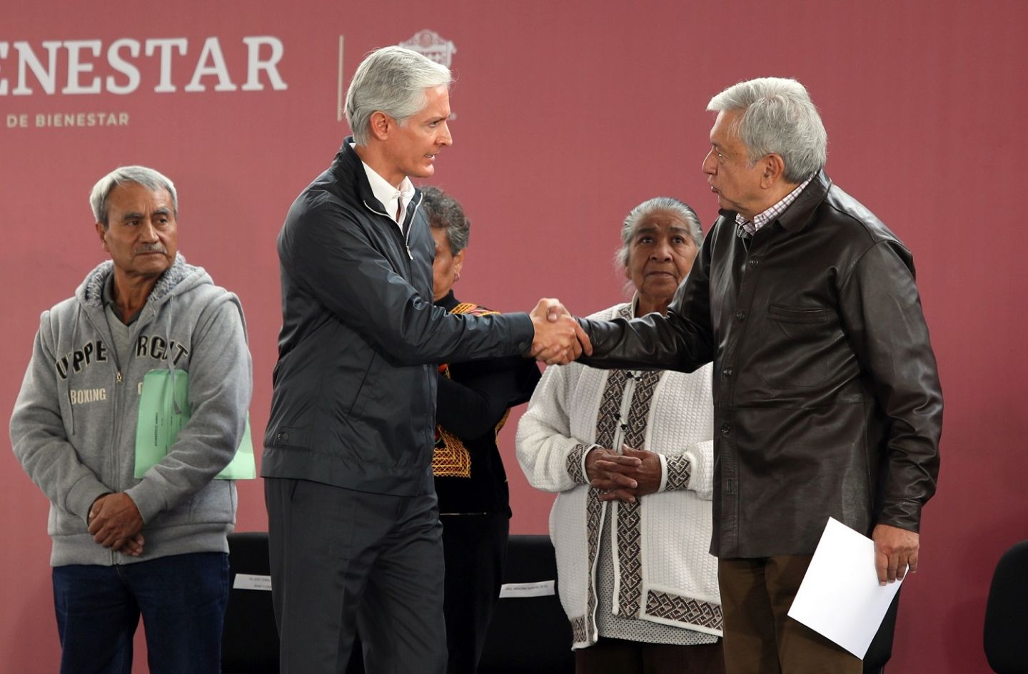  
Ponen en marcha Andrés Manuel López Obrador y Alfredo Del Mazo programa de pensiones para adultos mayores 