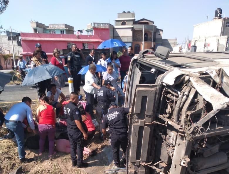 Volcadura de autobús deja 18 lesionados sobre la México- Pirámides 