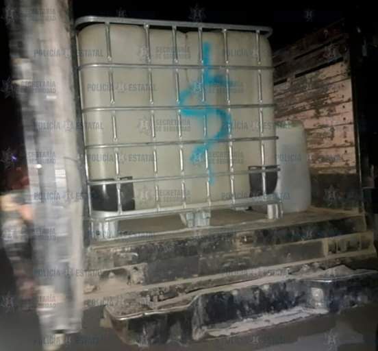 Abandonan camioneta con 270 litros de huachicol en San Martín de las Pirámides