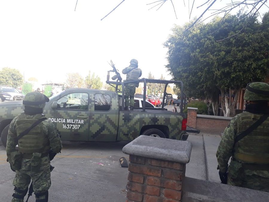Con equipo artillado elementos de la SEDENA patrullan calles y carreteras en el Estado de México