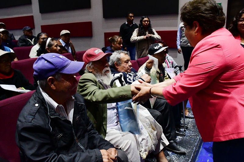 
El gobierno de Chimalhuacán entrega apoyos económicos a adultos mayores