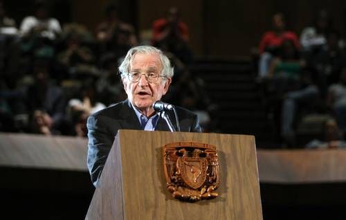 La guerra contra las drogas es una ficción narrada para controlar a la sociedad: Chomsky
