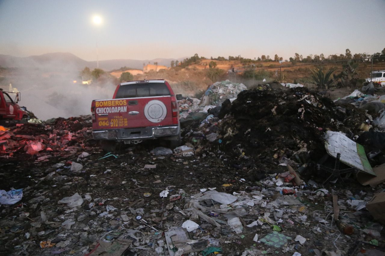 Bomberos de la zona oriente del Estado de México trabajan para sofocar incendio en basurero de Chicoloapan