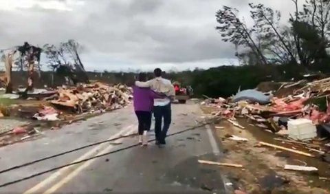 Suman 23 muertos en EU por tornados