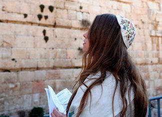 Mujeres intentan rezar en Muro de los Lamentos y son expulsadas violentamente por judíos ultraortodoxos